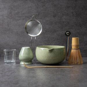 YIBO 말차 거품기 세트, 세라믹 만들기 키트에는 대나무 거품기(채센), 홀더 스탠드, 파우더 스타터 체, 스쿱, 계량 스푼 및 컵 티 도구가 포함되어 있습니다(얼룩덜룩한 녹색)