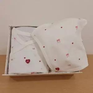 [밍크뮤](마산점)[26년 SS 출산선물] WH)쁘띠리본배내바디슈트&뱀부모자세트(36170-040-03*36170-010-07)