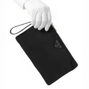 PRADA 트라이앵글 삼각로고 클러치 파우치