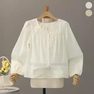 [모노시크] 가이아 버튼 포인트 밴딩 레이스 블라우스_MNBS641