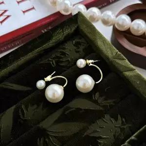 투웨이 착용 방식 더블 진주 귀걸이 드롭 이어링 연출