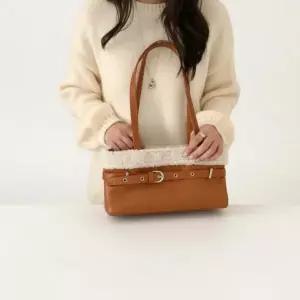 /신상오픈런 여성용 가을 겨울 양털 벨트 형태 숄더백