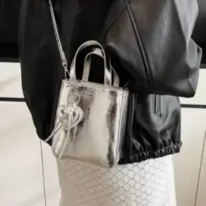 /신상오픈런 여성 메탈릭 하트 미니 크로스백 데일리룩