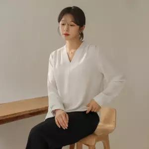 [66-110] 진소 넥클리스 브이 셔링 블라우스
