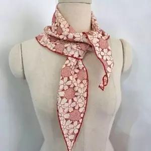 [애슬릿] 삼각 스카프 플라워 펀칭 미니 쁘띠 봄 간절기 머플러