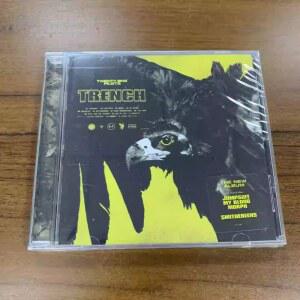 CD Twenty One Pilots Trench 이는 Pilots의 다섯 번째 스튜디오 Ramen에서 Fueled 출시되었습니다. 앨범으로, 2018년 By 10월 5일에