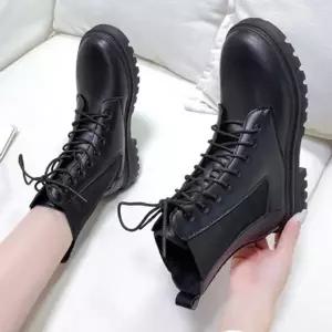 시크블랙 420JBA28 통굽 레이스업 여성 워커 부츠