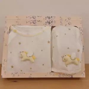 [밍크뮤](마산점)[26년SS출산선물] WH)스타코니뱀부바디슈트&뱀부모자세트(36370-040-16*36370-010-01)