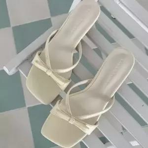 심플 컬러 데일리 스타일 언발란스 스트랩 슬리퍼힐 여성슬리퍼 여름슬리퍼 발편한슬리퍼