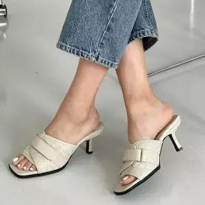 유니크 누빔가죽 디테일 발등 찍찍이 미들굽 슬리퍼힐 여성슬리퍼 여름슬리퍼