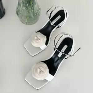 스퀘어쉐입앞코 장미코사지 장식 발목스트랩 토오픈힐 오픈토슈즈 토오픈슈즈