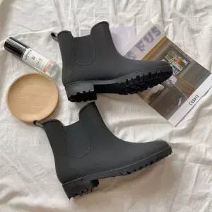 여자 비오는 날 반바지 코디 방수 레인 부츠 장화 비올때신발스타일 비오는날신발