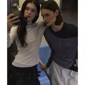 PLACE STUDIO 플레이스 스튜디오 프렌치 컬러팝 오프숄더 레이어드 스냅버튼 티셔츠 _ 2COLOR 741503