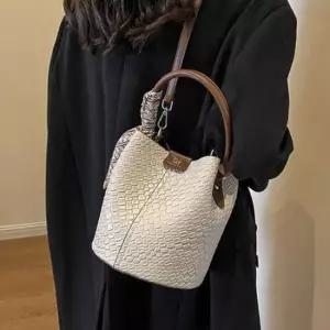 위빙 패턴 버킷 실루엣 핸들 수납 데일리 토트백 6SS