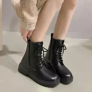 대학생 데일리 코디 검정 레이스업 워커 앵클 부츠 여자겨울스타일슈즈 여성워커부츠