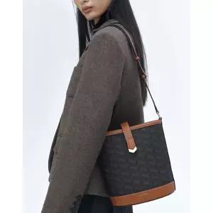 질스튜어트 JILLSTUART 로젤라칠링 V장식 포인트 로젤라 칠링 패턴 버킷형 숄더백 JABA5F301W2