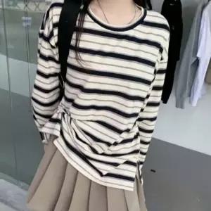 오버핏 루즈핏 트렌디 여성 데일리 스트릿 꾸안꾸 레트로 바이브 스트라이프티