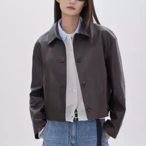 [롯데백화점]쥬크 페이크 레더 셔츠형 크롭 자켓 Z261PSF151