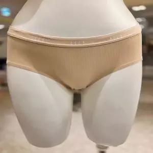 엘르이너웨어 스킨 ELLE로고 골지 아웃밴드 여성 심리스팬티 EEWBPR27SK