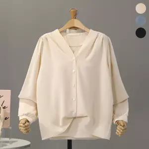 [모노시크] 카리핀 V넥 어깨 핀턱 버튼 언발 블라우스_MNBS649