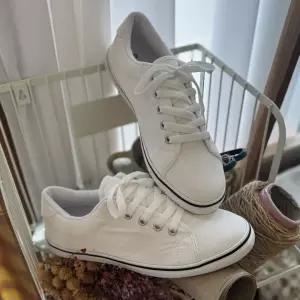 화이트 스니커즈 로우탑 남자 캔버스 여름 깔끔한 운동화