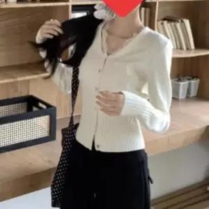 아트박스/신상오픈런 여성 브이넥 레이스 장식 긴팔 버튼 카디건