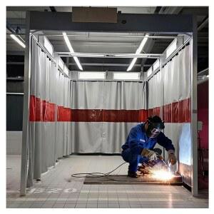 빨간색 창문이 있는 산업용 용접 도어 커튼, 작업장용 난연 용접 담요, 매달린 용접 커튼월, 창고에 적합한 커터 9 5x2 5m/31 2x8 2피트