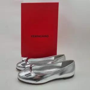 (스크레치세일)페라가모 바리나 ANG 여성 플랫슈즈 01G150 0763677