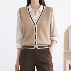[모리스커밍홈] 금장단추 라인배색 브이넥 조끼_M2602KV005A