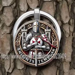 호환  된 중세 기사 갑옷과 긴 검 키체인 기사도와 종교적 상징이 결합된 키링