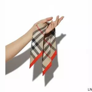 BURBERRY 스키니 체크 실크 스카프 8088136