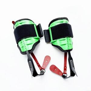 녹색 플라스틱 쉘이 있는 철제 나무 기둥 등반 도구