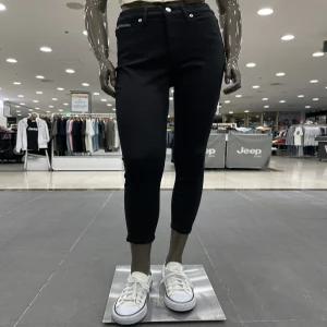 [캘빈클라인]여성 블랙 하이라이즈 스키니 앵클핏 데님 팬츠 J224925_DG