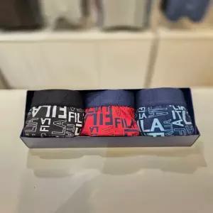 휠라언더웨어 3종세트 로고프린트 아웃밴드 남성 드로즈 FI253DR07M002