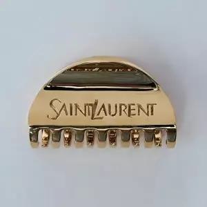 [생로랑]생로랑 로고 잉그레이브 컷아웃 골드톤 메탈 헤어 클립 820845 Y1500 8030