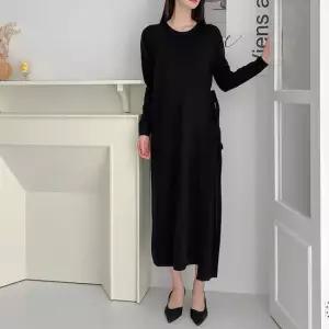 [모델리스트] 재스퍼 사이드 플리츠 포인트 롱 원피스 (MESOP031)