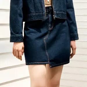 [미쏘] 밑단 변형 데님 미니 스커트 (MIWWHD903J-T)