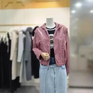 [에고이스트]러플 디테일 페이크 레더 점퍼 ES2TZ801PI_CA