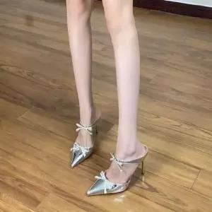 여사친 여름 키높이 스틸레토 샌들 큐빅리본 하이힐 슬리퍼 실버 에나멜 반 웨지힐 신발 M스포5