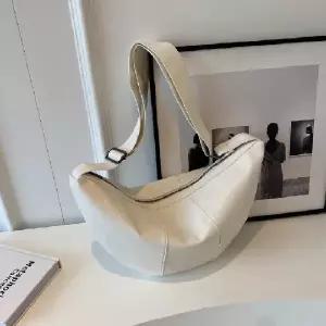 플루토제이 크로스백 반달 가방 여성 크로와상 여자 여행 숄더백 슬링백 남녀공용 가죽 크루아상 데일리