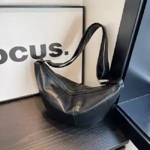 플루토제이 여성 가방 반달 크로스백 크로와상 여자 숄더백 슬링백 남녀공용 가죽 크루아상 데일리 여행