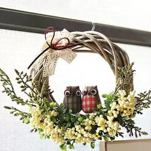 날씬한 부엉이가 나무에 앉은 슬림부엉이 리스 mBZ9+7ryU