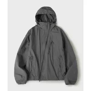 매장정품[브랜드명]후브스 HOOVES [데일리룸 PICK]커브드 윈드브레이커 자켓[차콜]HVS26-JK65108044