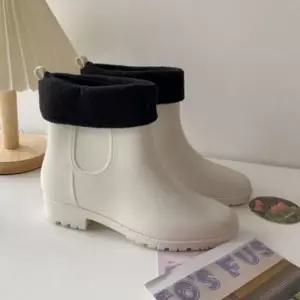 겨울철 눈오는날 따뜻한 데일리 기모 여자 방한 장화 여성레인 여성워커부츠 어글리슈즈