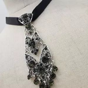 빅큐빅 보석 넥타이 사진소품 악세서리 보타이 무대의상 소품샵 장식품 댄서 촬영