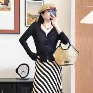 여성용 코디 활용 브이넥 가디건 니트기밀 와이드 극세사 아련 라이트 핀턱 긴팔 카디건 스포M1