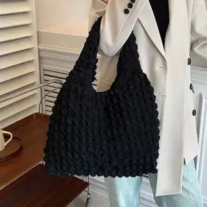 패딩 퀼팅 구름 숄더백 넉넉한사이즈 대학생 직장인 데일리백 대용량비치가방 캔버스백