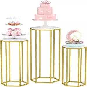 어반 데코 실린더는 파티를 상징하며 대리석 조리대가 있는 금색 금속 육각형 케이크 받침대 스탠드 3개