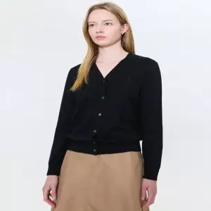 헤지스 여성 24FW [클리어런스][스테디셀러][울100%] 블랙 로고자수 브이넥 가디건 WSSW4D8C3BK