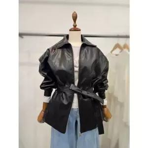 [갤러리아] LAP 하이넥 벨티드 페이크레더자켓 AS7XL160